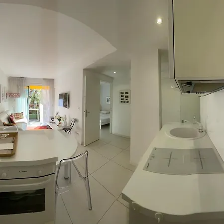 Renovated Centre Banane Balcon شقة