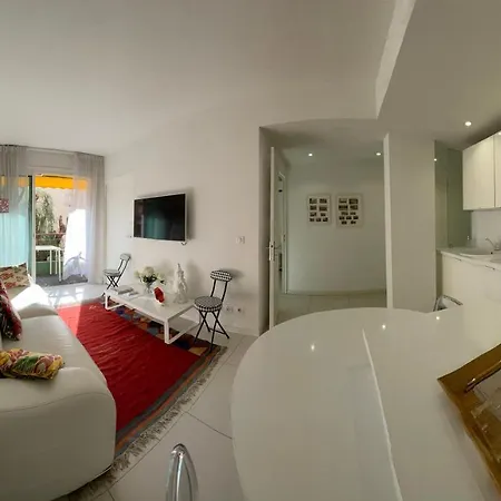 Renovated Centre Banane Balcon * كان