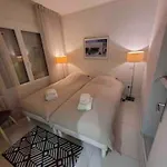 Renovated Centre Banane Balcon Apartment