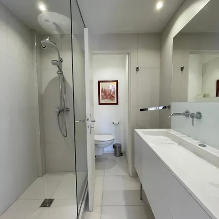 Renovated Centre Banane Balcon Apartment *